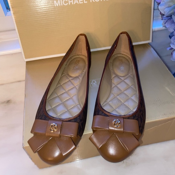 Michael Kors Signature Print Gale Flats, Size 7.5, Color: Brown - Picture 1 of 10